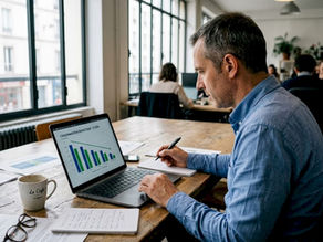 Responsable de projets, expert en design graphique dans le secteur de l'énergie, basé en agence.