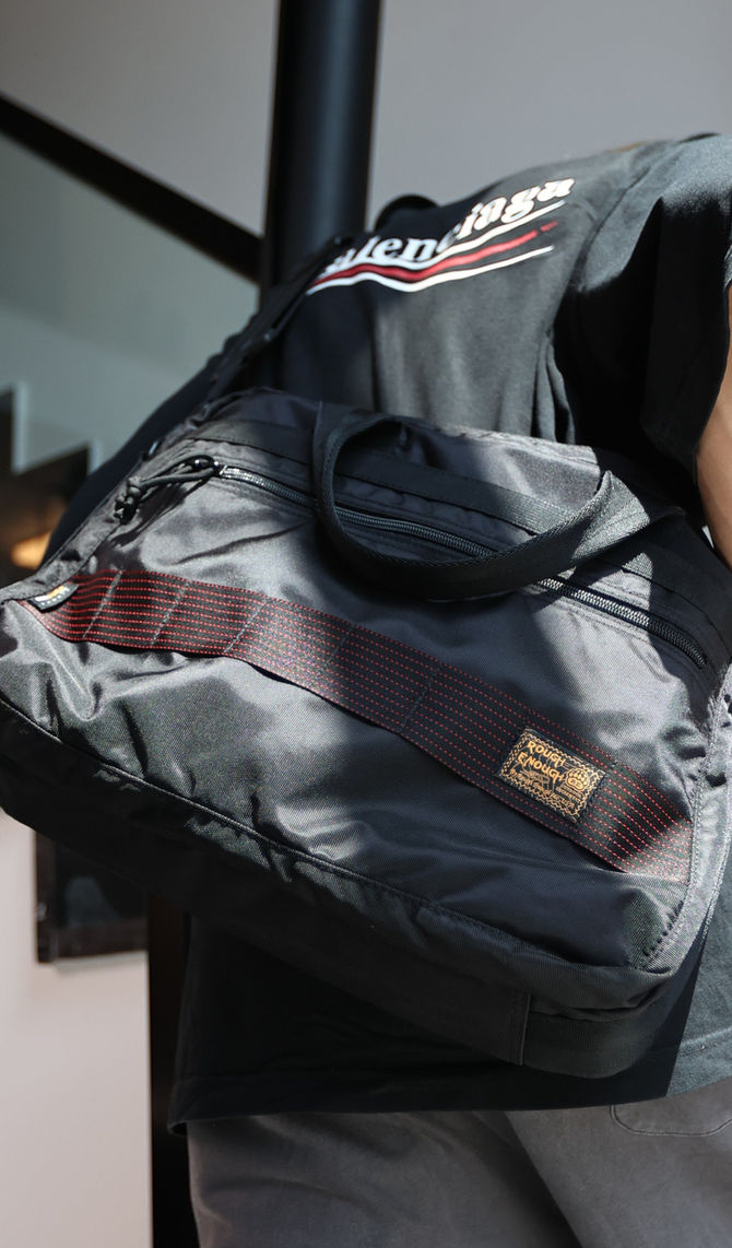 Your Laptop’s Bodyguard: The Sleek Briefcase That Eats Bumps, Rain & Chaos for Breakfast!