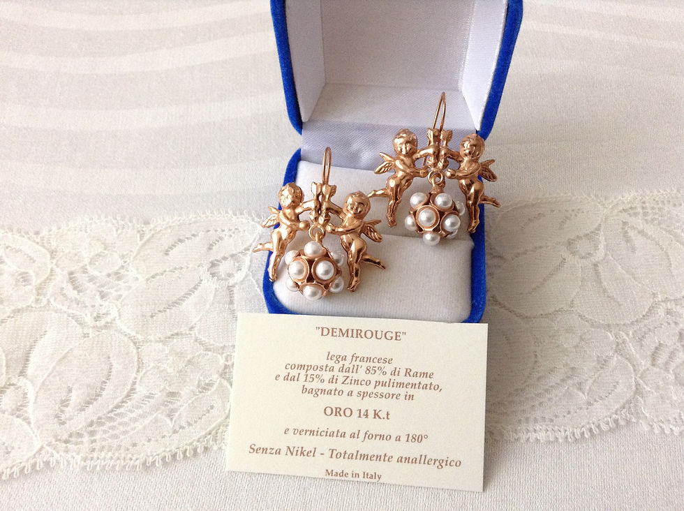 Thumbnail: Orecchini con putti innamorati e perle linea ‘Demi’