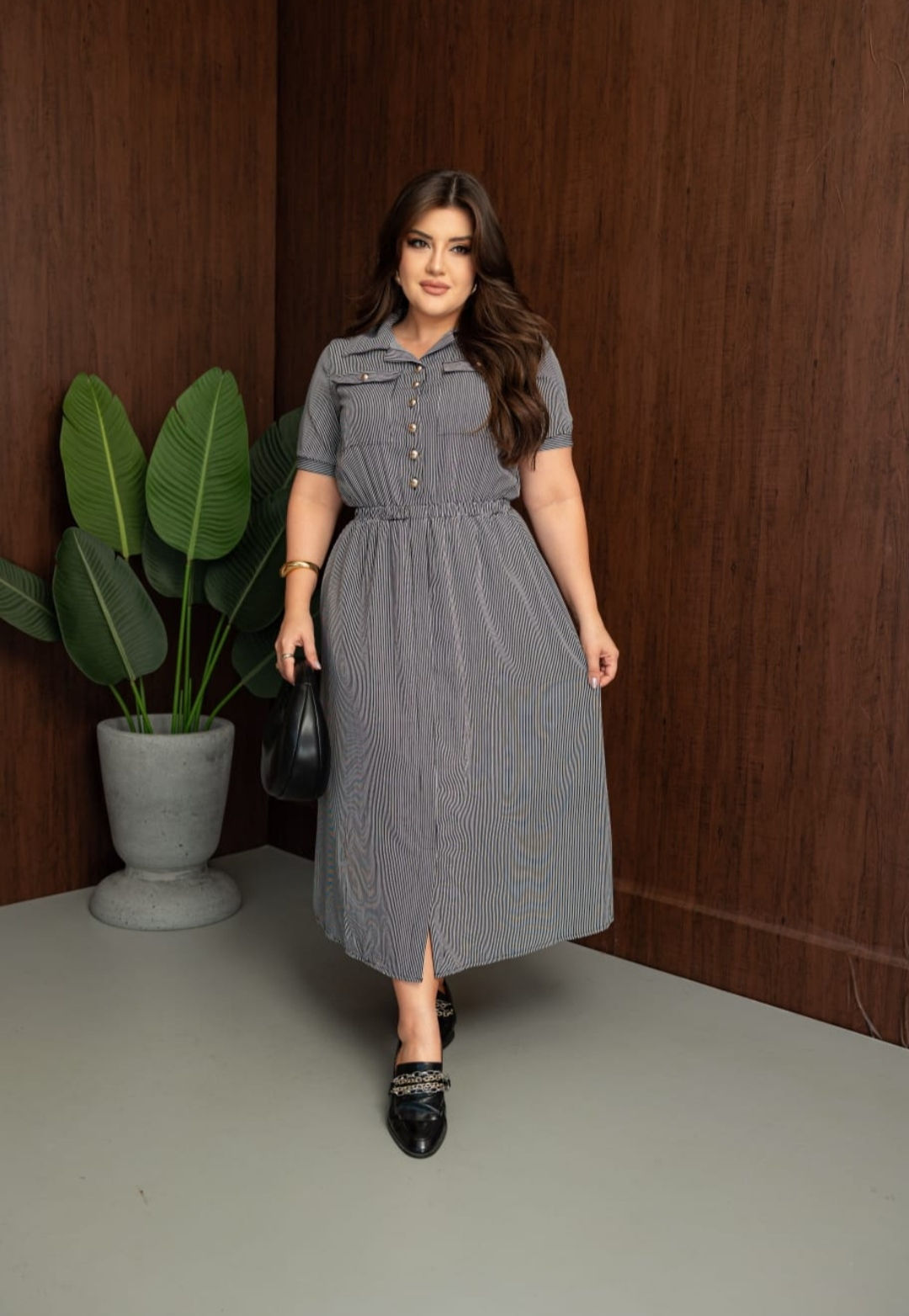 CHEMISE LIZ PLUS SIZE NO TECIDO CREPE .