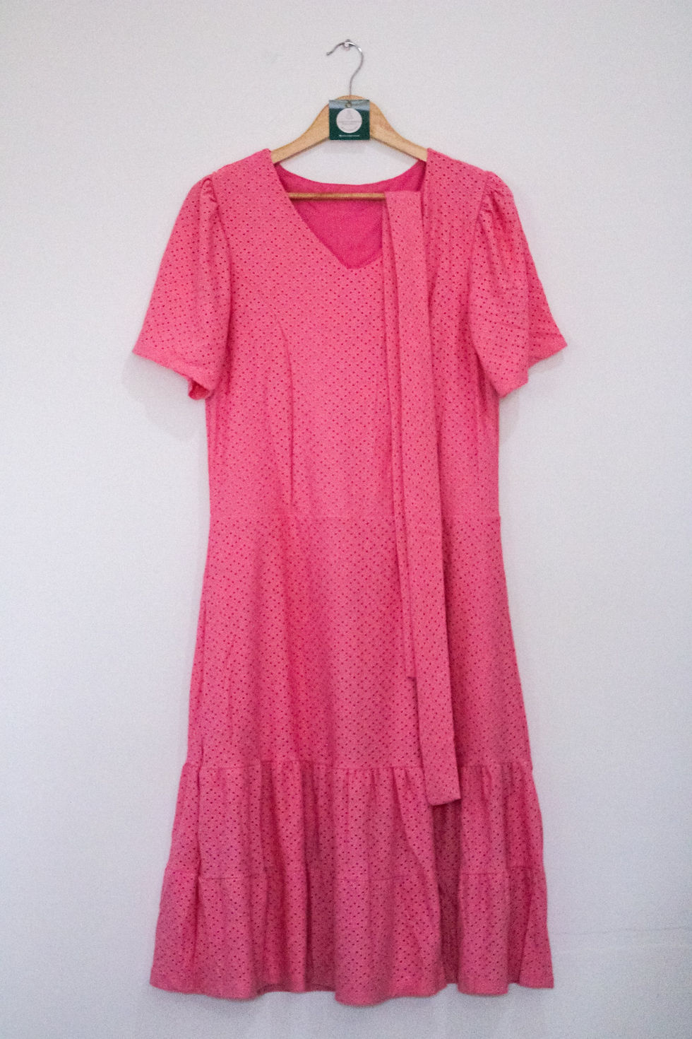 Miniatura: VESTIDO EM LESE COM BORDADOS VAZADOS. 