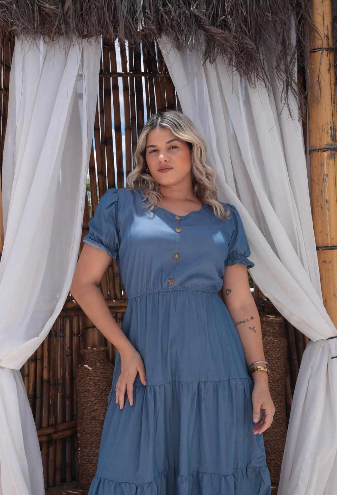 VESTIDO PLUS SIZE NO TECIDO CHAMBRAY.