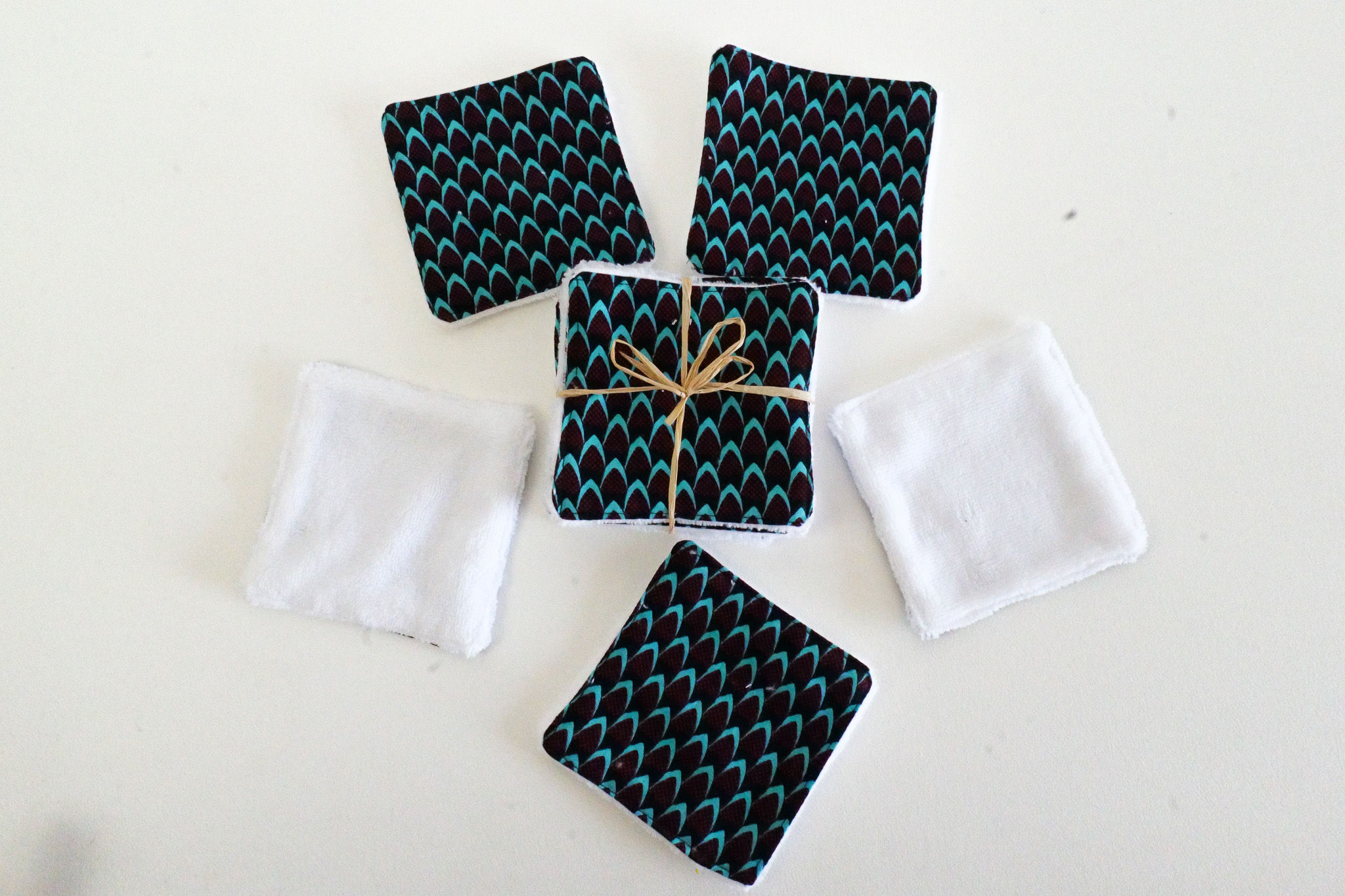 Lot de 5 Lingettes/démaquillants lavables en wax et bambou 12x12 Ecailles bleues