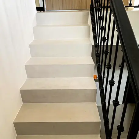 Bespoke custom stairs made from a combination of MicroQuartz, corten steel, wood, and glass, designed for a sleek, modern, and durable finish.

Escaleras personalizadas hechas a medida con una combinación de MicroQuartz, acero corten, madera y vidrio, diseñadas para un acabado moderno, elegante y duradero