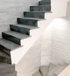 Bespoke custom stairs made from a combination of MicroQuartz, corten steel, wood, and glass, designed for a sleek, modern, and durable finish.

Escaleras personalizadas hechas a medida con una combinación de MicroQuartz, acero corten, madera y vidrio, diseñadas para un acabado moderno, elegante y duradero