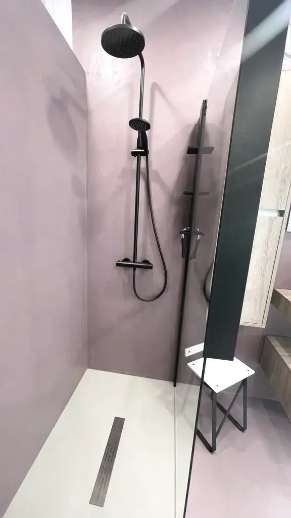 El cemento MicroQuartz se aplica en suelos y paredes, ofreciendo un acabado elegante y resistente para baños, cocinas y áreas de alto tráfico. Ideal para renovaciones completas de viviendas, incluyendo pasillos, puertas, y escaleras, complementa perfectamente los trabajos de azulejos, muebles de jardín, y esculturas. Ya sea que estés realizando reformas de baños y cocinas, creando paisajismo de jardines a medida, o instalando marcos de acero, MicroQuartz ofrece una solución duradera para viviendas y negocios en Sitges y Barcelona.
MicroQuartz cement is applied on floors and walls, offering a sleek, durable finish for bathrooms, kitchens, high-traffic areas, and entire house renovations. Ideal for use in hallways, doors, and stairs, MicroQuartz complements tiling, garden furniture, and sculptures for both indoor and outdoor spaces. Whether you're working on bathroom and kitchen refurbishments, creating bespoke garden landscaping, or installing steel frames, MicroQuartz provides a robust solution for homes and businesses in Sitges and Barcelona.