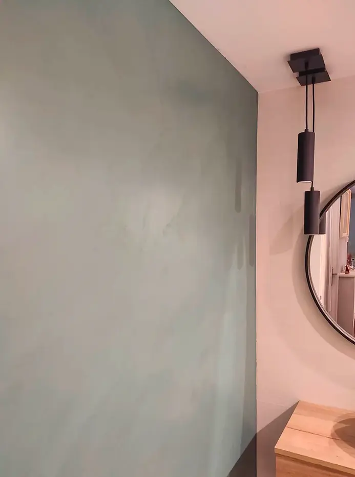 El cemento MicroQuartz se aplica en suelos y paredes, ofreciendo un acabado elegante y resistente para baños, cocinas y áreas de alto tráfico. Ideal para renovaciones completas de viviendas, incluyendo pasillos, puertas, y escaleras, complementa perfectamente los trabajos de azulejos, muebles de jardín, y esculturas. Ya sea que estés realizando reformas de baños y cocinas, creando paisajismo de jardines a medida, o instalando marcos de acero, MicroQuartz ofrece una solución duradera para viviendas y negocios en Sitges y Barcelona.
MicroQuartz cement is applied on floors and walls, offering a sleek, durable finish for bathrooms, kitchens, high-traffic areas, and entire house renovations. Ideal for use in hallways, doors, and stairs, MicroQuartz complements tiling, garden furniture, and sculptures for both indoor and outdoor spaces. Whether you're working on bathroom and kitchen refurbishments, creating bespoke garden landscaping, or installing steel frames, MicroQuartz provides a robust solution for homes and businesses in Sitges and Barcelona.
