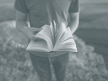 Ein Mann blättert in einem Buch über Neurobiologie