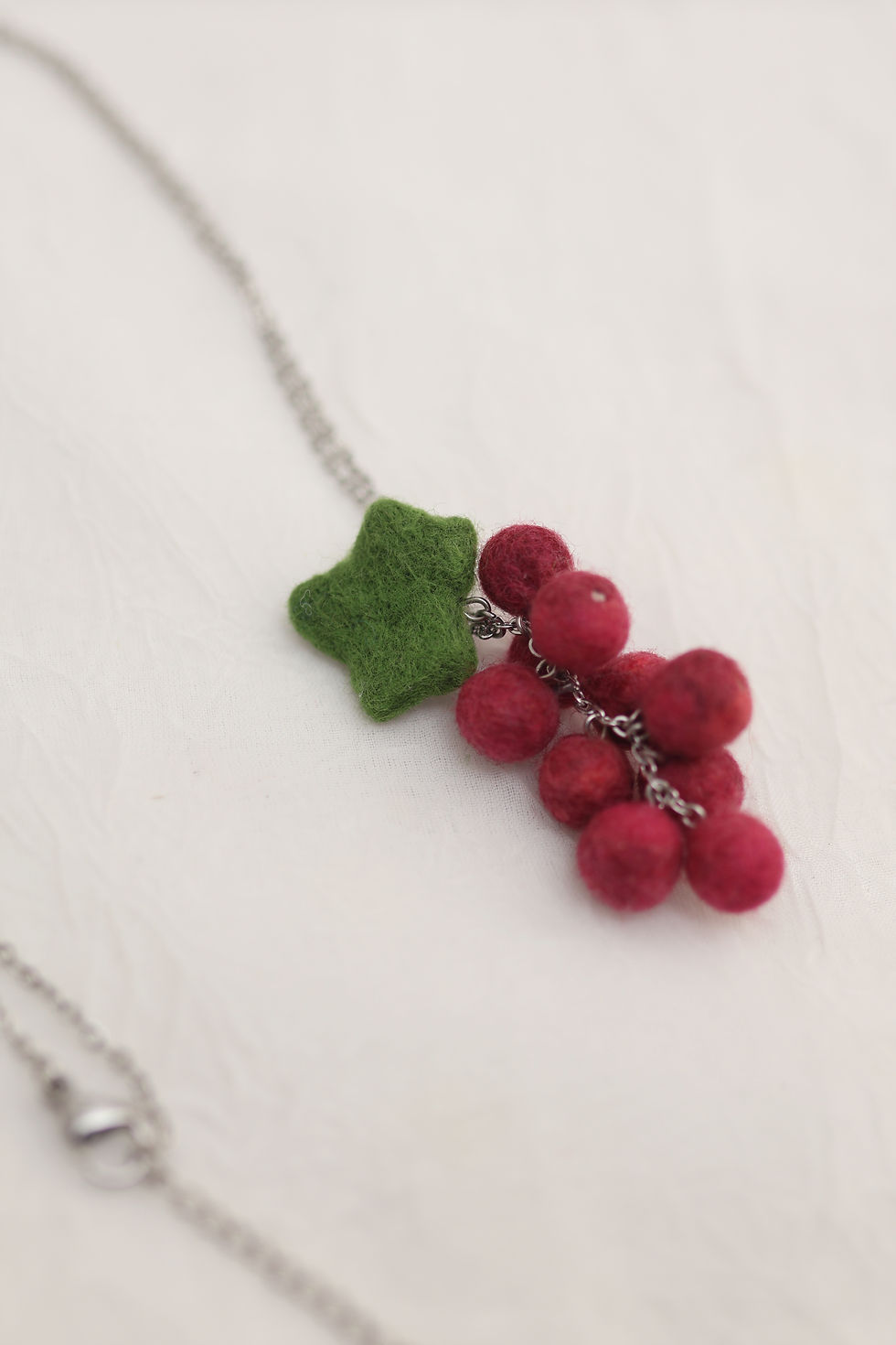 Thumbnail: Collier long — Grappe de petites baies framboise