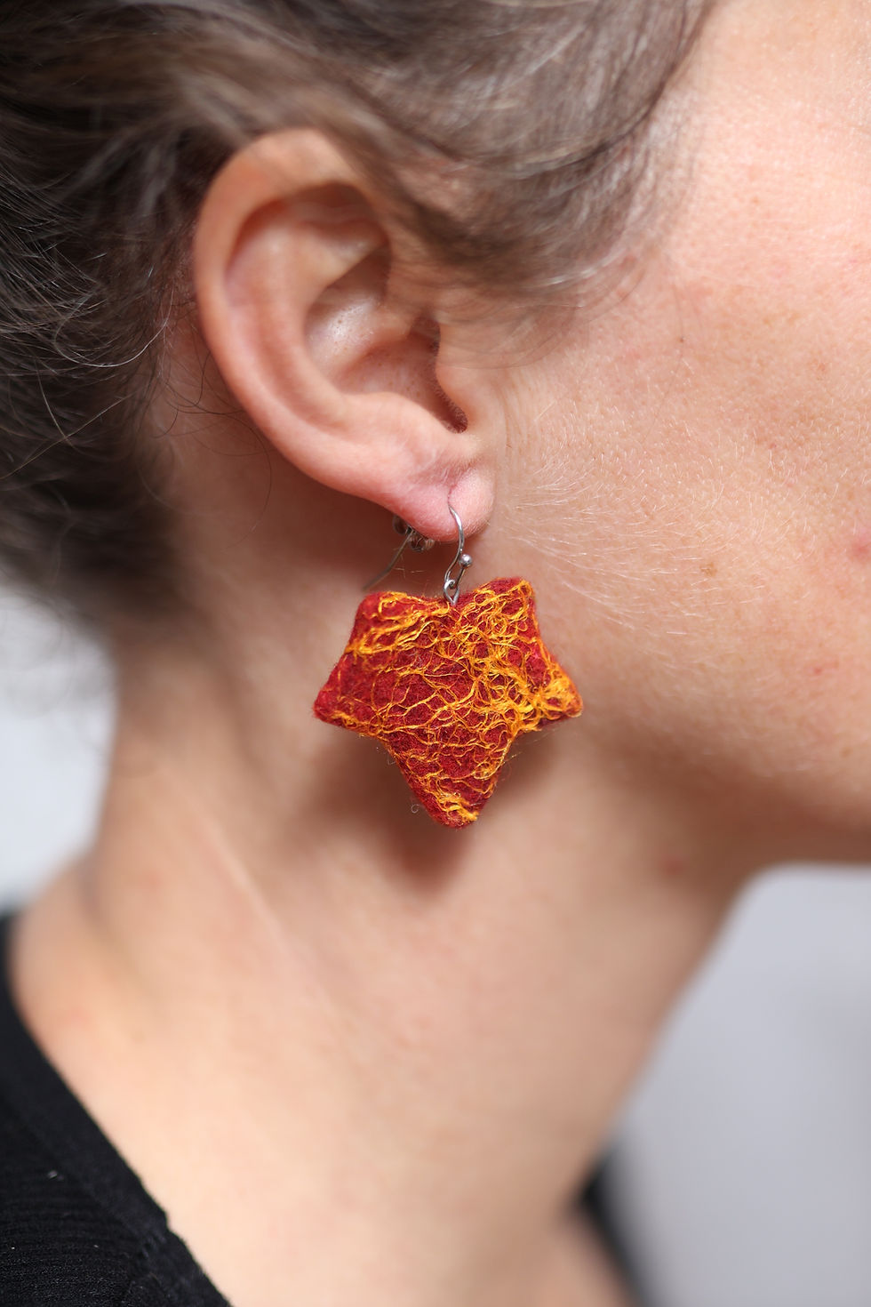 Miniature : Boucles d’oreilles feuilles rouges et orange – Laine & soie (pièce unique) / BLRO