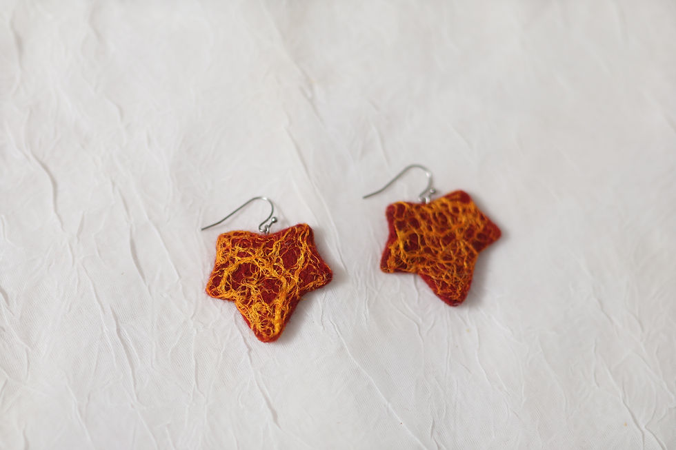 Miniature : Boucles d’oreilles feuilles rouges et orange – Laine & soie (pièce unique) / BLRO