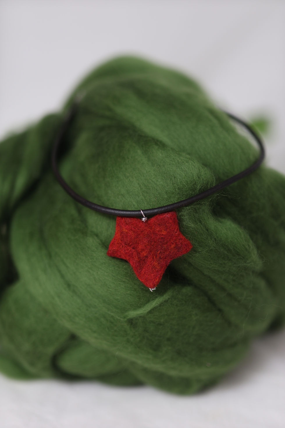 Miniature : Collier Ras-du-Cou en Cuir avec Feuille de Lierre Rouge en Laine Feutrée / CCFR