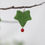 Miniature : Boucles d’oreilles feuille verte & perle rouge