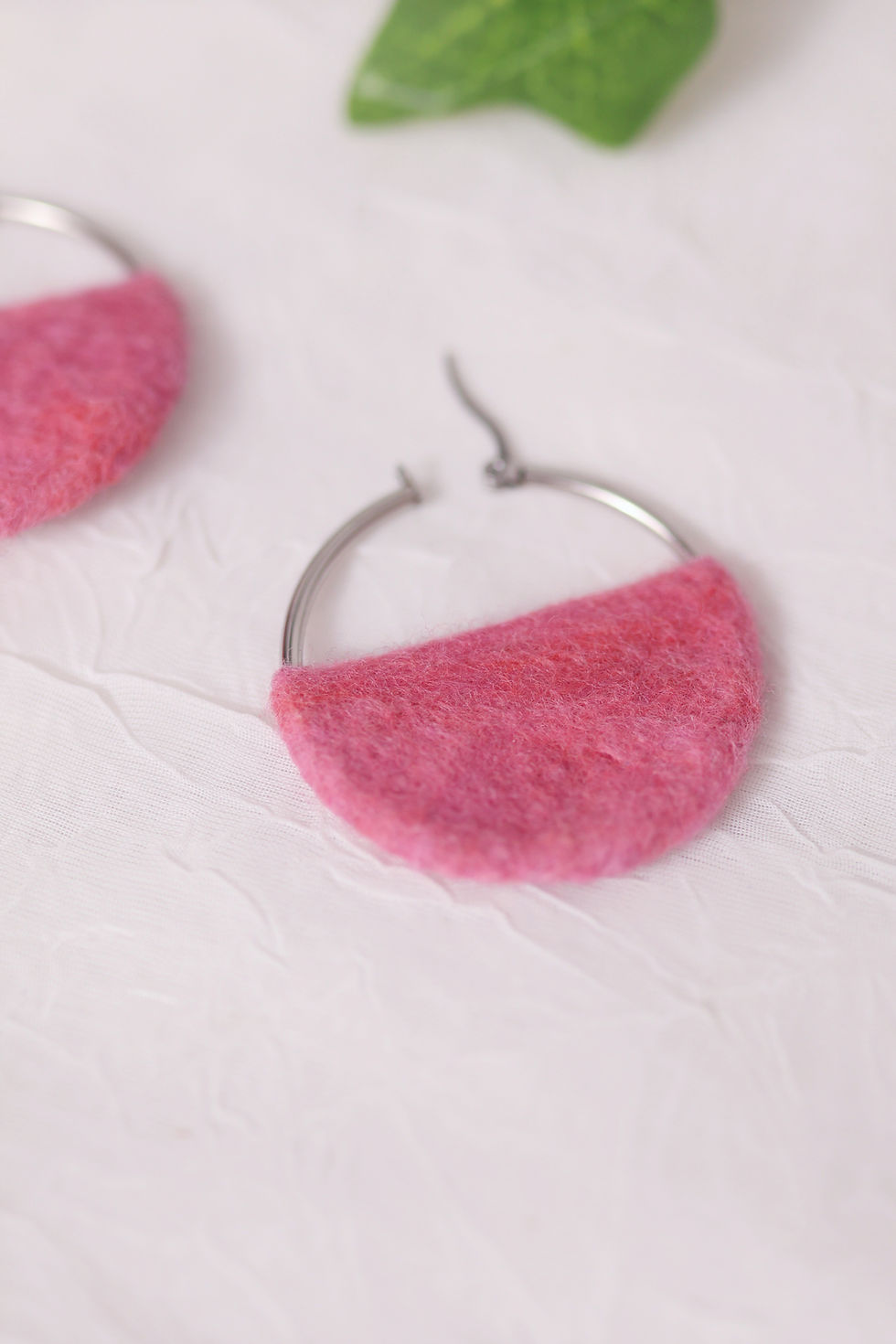 Miniature : Boucles d'oreilles créoles en laine rose blush
