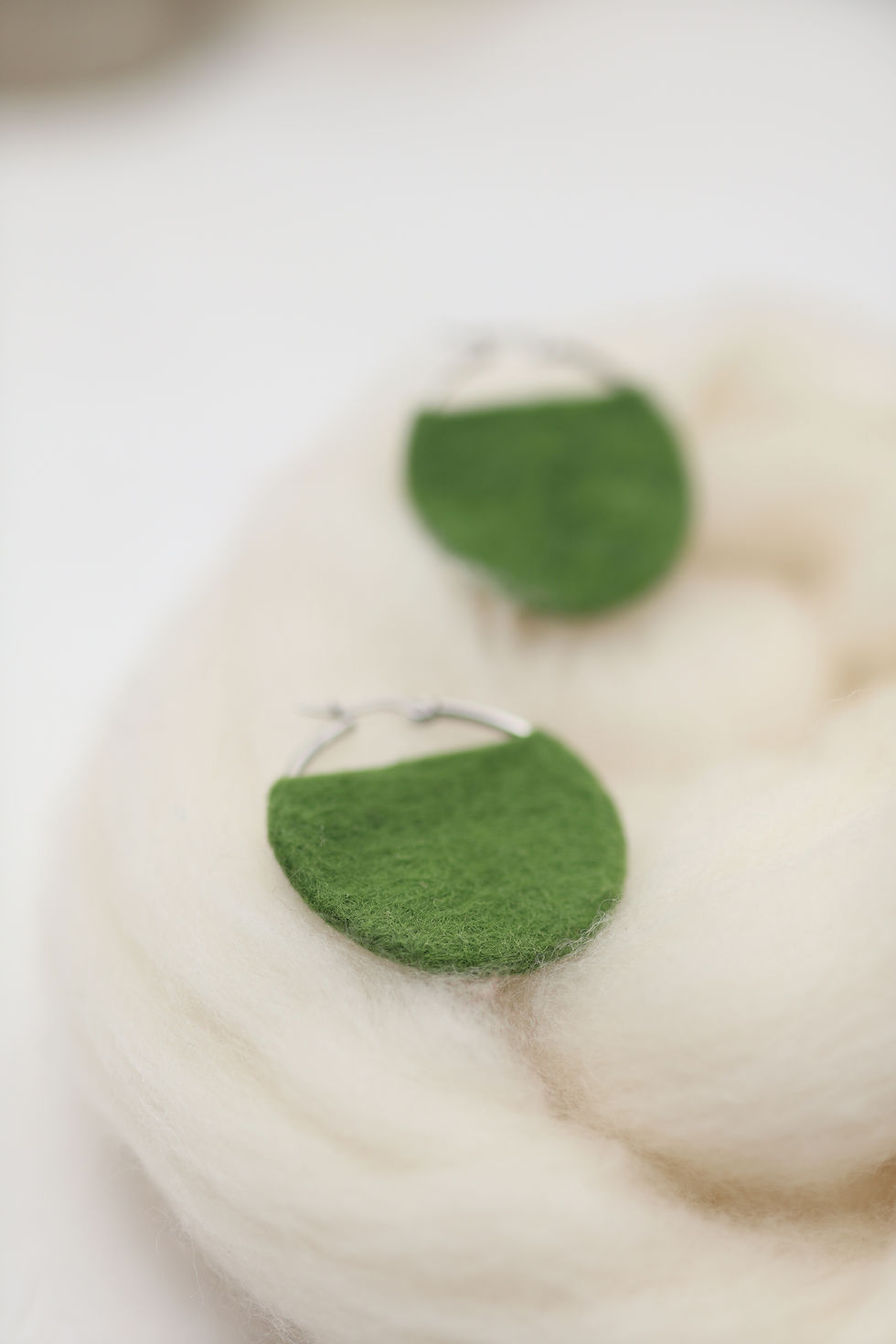 Miniature : Boucles d'oreilles créoles demi-lune en feutre vert clair