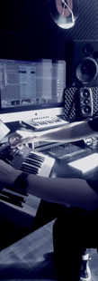 ER-SEEN producing electronic music in the studio