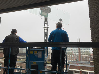 VHG van herk glas & kozijnen - enkel gelaagd glas omhoog kranen in Rotterdam.jpg
