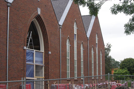diverse soorten isolatieglas geplaatst in het nieuwe kerkgebouw van de HHG in Ouderkerk aa