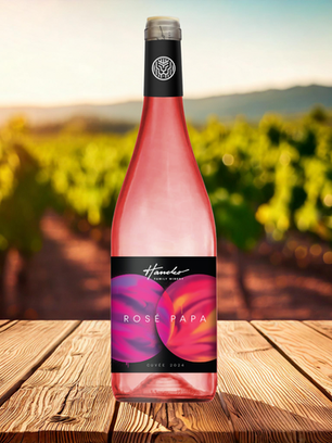 Mix rôznych bielych, červených a ružových samorodých odrôd, ktoré boli vysadené ešte našimi starými otcami + odrody ako, Moravský muškát, Veltlín zelený, Pesecká leánka. Macerácia a kontakt so šupkou 72h. Flačkované bez potreby čírenia, filtrovania a s voľnou sírou do 20mg/l.