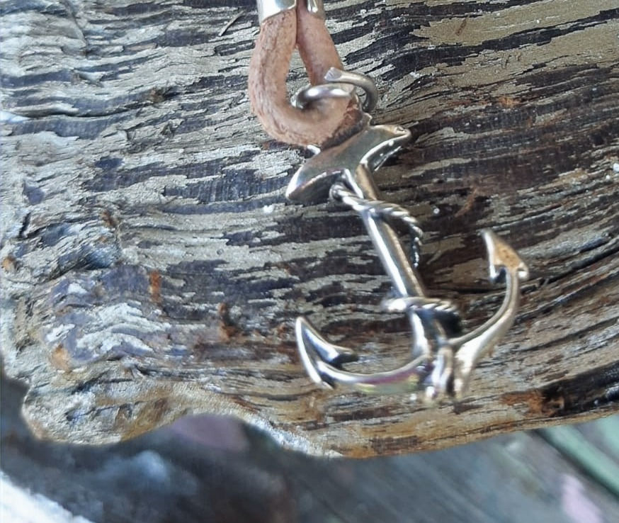 שרשרת עור עם תליון עוגן לגבר