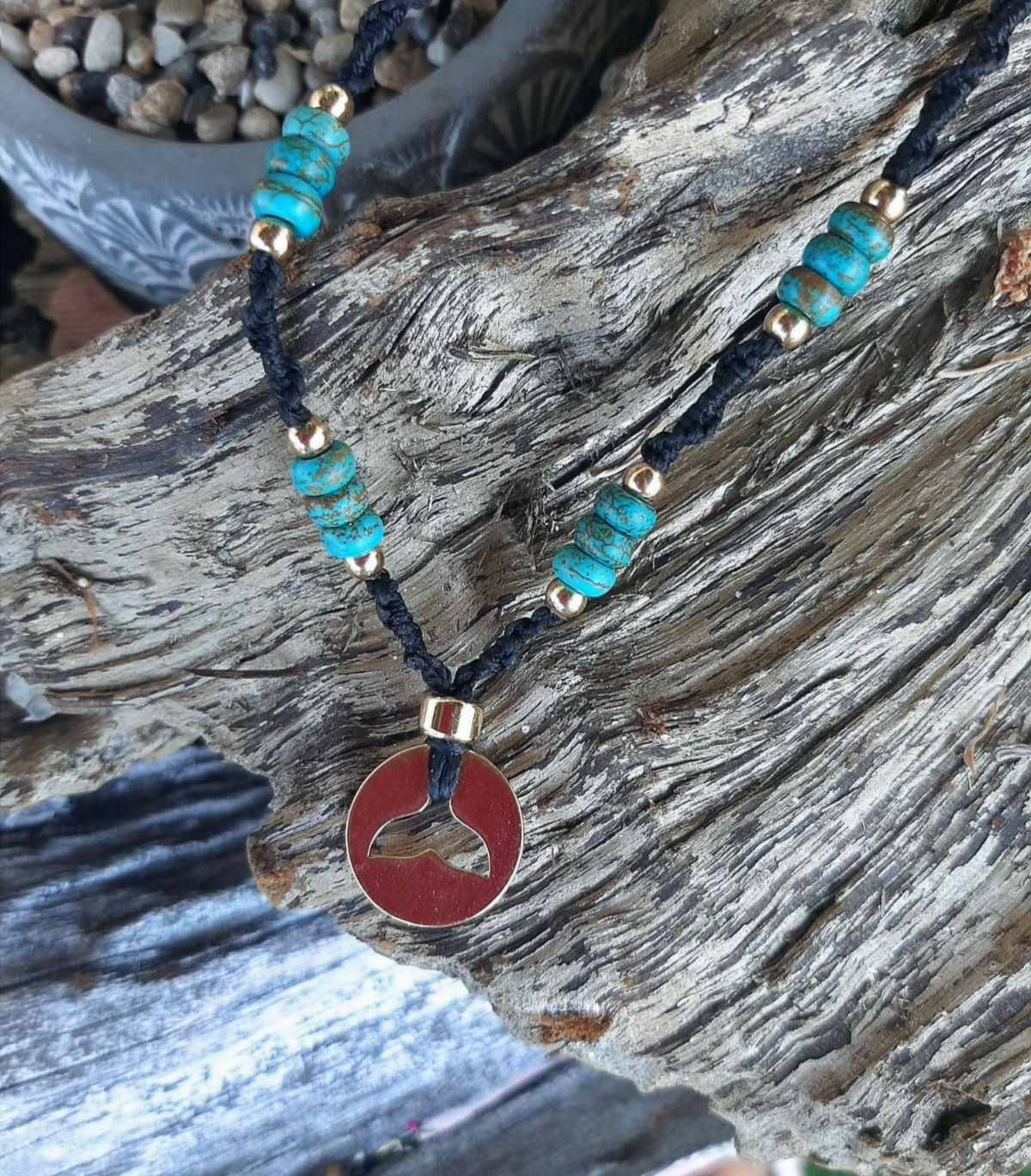 שרשרת מקרמה עם מטבע סנפיר בזהב