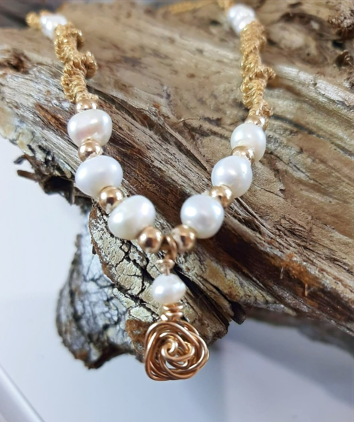 שרשרת מקרמה זהב עם פנינים