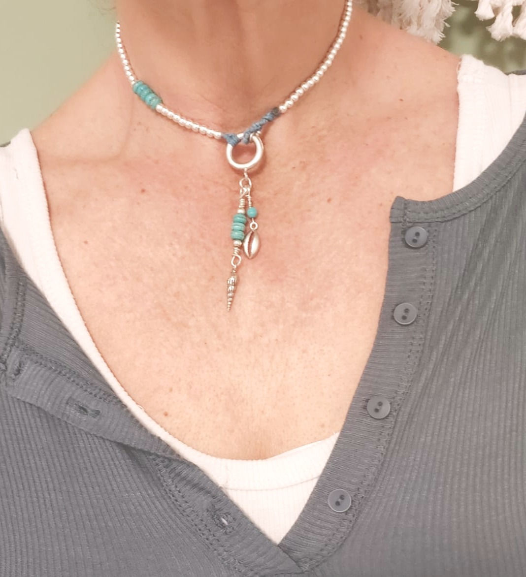 שרשרת כדורי כסף עם תליוני צדפה