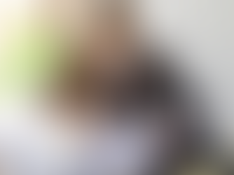 Investidor lendo Contrato de Sócio Investidor