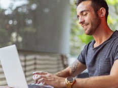 Pessoa abrindo empresa online