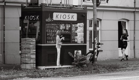Bildtitel: am Kiosk, oder ?, Aufnahmedatum: August 2025, Bildbeschreibung: aufgenommen in Potsdam "Projekt Kunst am Trafohäuschen" © Marlene Lehmkuhl | Fotogruppe LichtGestalten Garbsen