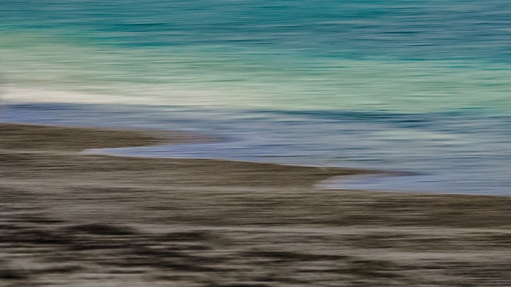 Bildtitel: Sehnsuchtsort Meer, Aufnahmedatum: Juli 2019, Bildbeschreibung: ICM Fotografie oder auch gestische Fotografie / Etretat am Strand © Marlene Lehmkuhl | Fotogruppe LichtGestalten Garbsen