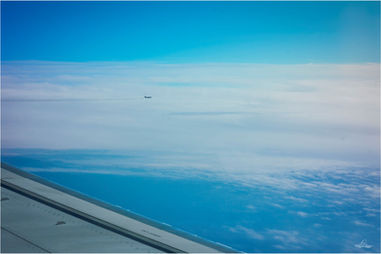 Bildtitel: Über den Wolken im Nirgendwo, Aufnahmedatum: Oktober 2023, Bildbeschreibung: Blick aufs Nachbarflugzeug © Inge Glenewinkel | Fotogruppe LichtGestalten Garbsen