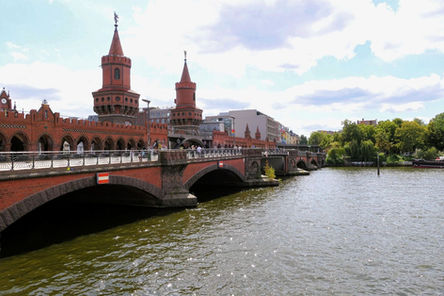 Bildtitel: Berlin 3, Aufnahmedatum: August 2025, Bildbeschreibung: Die Oberbaumbrücke in Berlin © Rafael Ramos | Fotogruppe LichtGestalten Garbsen