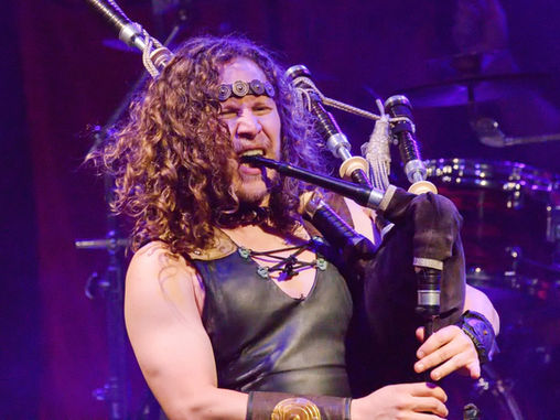 Bildtitel: Live!, Aufnahmedatum: September 2025, Bildbeschreibung: Das Foto porträtiert sowohl den Künstler als auch die Musik © Detlef Grunwald | Fotogruppe LichtGestalten Garbsen