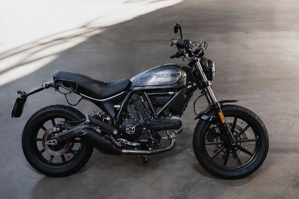 DUCATI　バイクシート張替え　シート張替え　タックロール