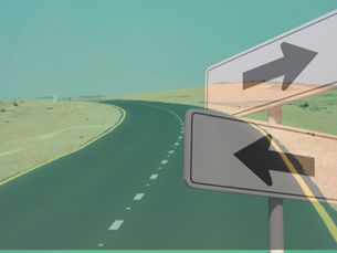 En väg och pilar åt olika håll