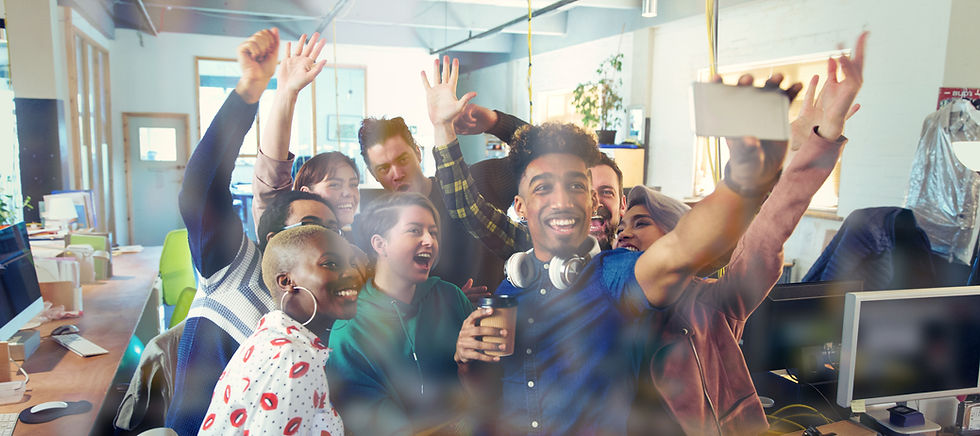 Glada medarbetare tar en selfie