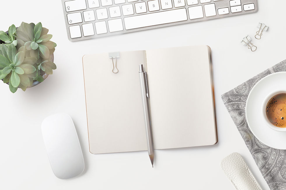 Tom antecklingsblock med penna, växt bpå bordet och en kaffekopp