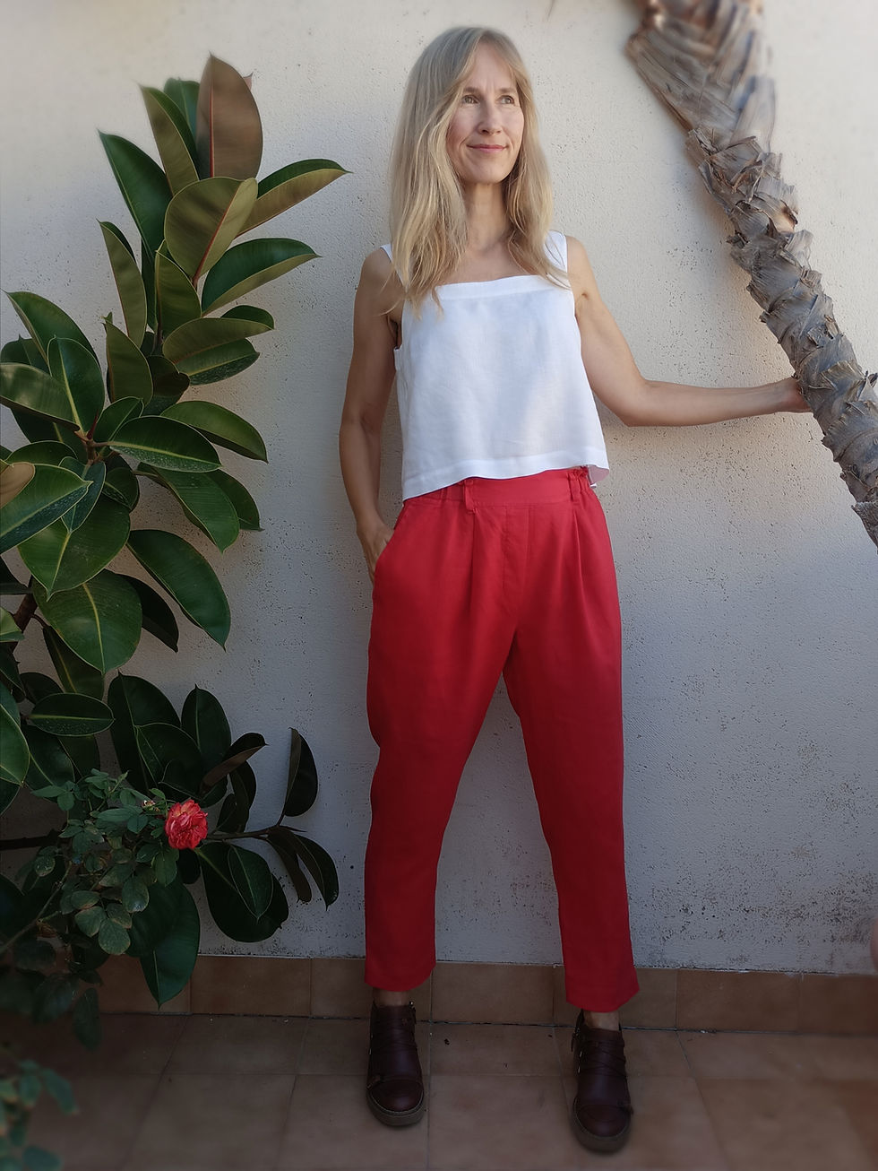 Thumbnail: Red / DHALIA / slip on cropped trousers with side pockets / medium weight linen / handmade by Kadrika