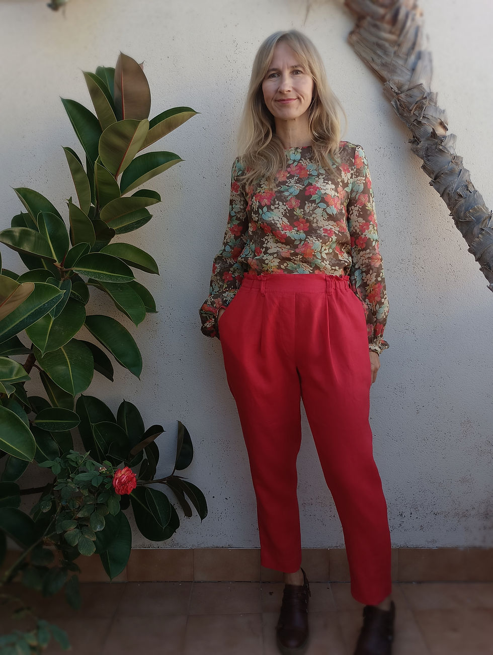 Thumbnail: Red / DHALIA / slip on cropped trousers with side pockets / medium weight linen / handmade by Kadrika