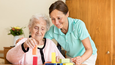 🔹門診職業治療 認知障礙症|職業治療師通過專業評估,提供個別及小組認知訓練, 協助患者維持或改善認知功能、日常生活能力,並提供居家安全建議與照顧者支援,以減緩疾病對患者身心健康的影響,優化生活品質。