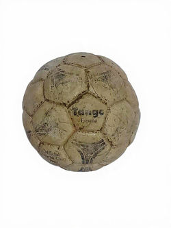 Bola da Copa 1982 Autografada Socrates