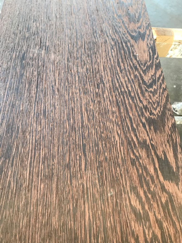 Tavola di legno di wengè piallato. Ottolini Legnami, Verona
