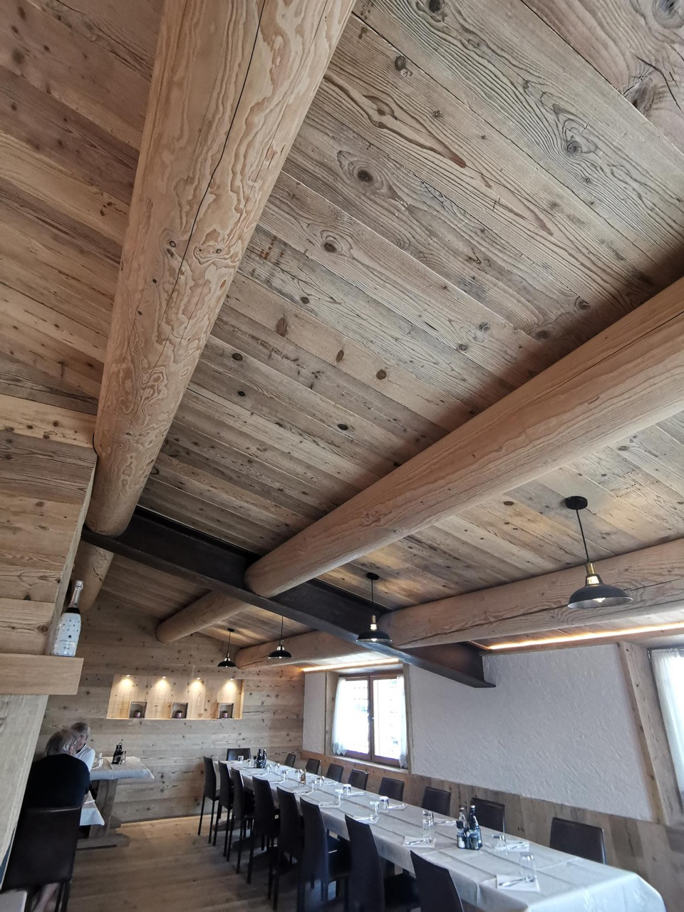 Vista sulla sala da pranzo di Rifugio Dardo, dopo la ristrutturazione. Ottolini Legnami, Verona.
