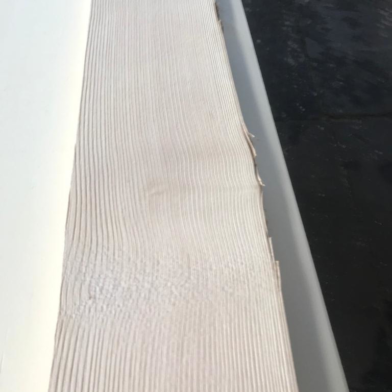 Una tavola di Legno di Frassino dopo la spazzolatura. Ottolini Legnami, Verona.