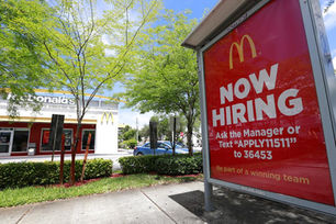Fin juin 2025, deux chercheurs en cybersécurité ont découvert qu’un compte test inactif depuis 2019, utilisé dans McHire (le chatbot « Olivia » de McDonald’s géré par Paradox.ai), était accessible avec les identifiants « admin / 123456 ».