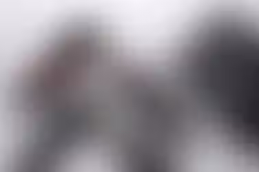 Samsung Electronics, le plus grand fabricant mondial de puces mémoire, a indiqué que la pénurie de DRAM et d’autres types de mémoire, alimentée par la demande accrue des centres de données d’IA, est en train de faire monter les coûts de façon significative.