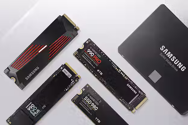 Samsung Electronics, le plus grand fabricant mondial de puces mémoire, a indiqué que la pénurie de DRAM et d’autres types de mémoire, alimentée par la demande accrue des centres de données d’IA, est en train de faire monter les coûts de façon significative.