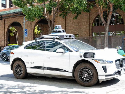 Waymo, filiale d’Alphabet spécialisée dans les véhicules autonomes, a annoncé le 12 novembre 2025 qu’elle allait commencer à proposer des trajets de robotaxi utilisant les autoroutes dans les régions métropolitaines de Los Angeles, San Francisco (et la baie de San Jose) ainsi que Phoenix.