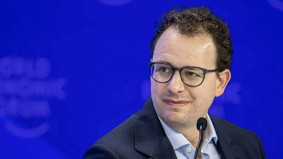 Lors d’une intervention au World Economic Forum (Davos) début 2026, Dario Amodei, PDG de Anthropic, a déclaré que les modèles d’intelligence artificielle pourraient accomplir la majorité, voire toutes, des tâches actuellement réalisées par les ingénieurs logiciels, dans un délai de six à douze mois.